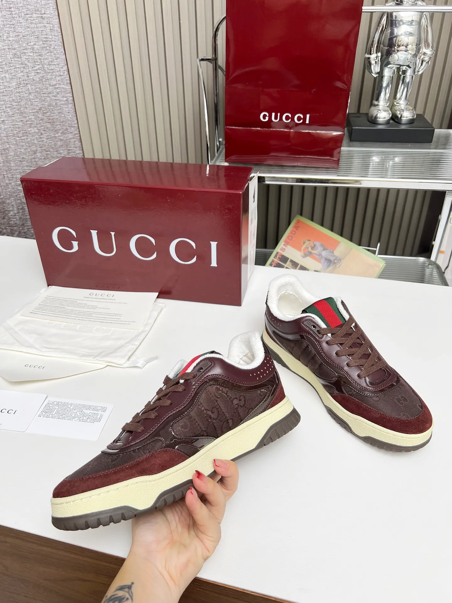 [G Home] P: 600💰 Couple size: Female 35-40. Male 39-44 (45 custom-made) 🆕2025.GUCC Gucci original order quality The latest popular high and low top aged couple sneakers series shipped original purchase development and production, this high and low top sneakers adopt a basketball-style silhouette design, cleverly integrated with hollow panels and distressed effects, showing unique ingenuity. The ingenuity incorporates brand logo details such as interlocking Double G styling accessories and Gucci lettering, a low-key tribute to the brand's design heritage. Exquisite packaging at the delivery counter 🛍📦 ▪️ Fabric: Original customized imported first-layer cowhide ▪️ Inner lining: Imported first-layer cowhide ▪️ Sole: Original molded two-color TPU sole ▪️ Sole thickness: 3cm